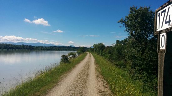 Blick zurück auf ein Stück "Bergwelt" am Horizont.