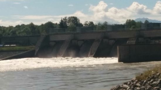 Die Ablaufseite vom Kraftwerk. 
Ich stelle einfach immer wieder der Reihe nach die Aufnahmen von Kraftwerken ein, um zu zeigen, mit welch riesigen Anlagen sich der Mensch die Wasserkraft zur Stromerzeugung nutzbar macht. Insgesamt wären es lt. Wikipedia 24 Kraftwerke am Inn, wobei ich aber nur einen Teil davon bildlich einstelle.