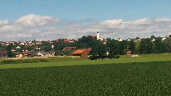 Auf der linken Innseite erscheint die recht bekannte Ortschaft Rott am Inn. Nicht politisch, sondern rein informativ motiviert:
Hier wurde am 8. Oktober 1988 der damalige bayerische Ministerpräsident Franz-Josef Strauß beigesetzt, der wenige Tage nach einem schweren Flugzeugabsturz verstarb.