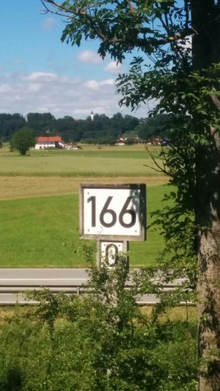 Etwas nördlich von Rott am Inn ist der Kirchturm von Ramerberg erkennbar.