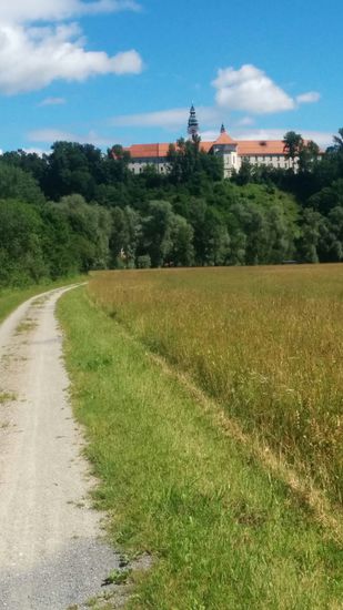 Wenige km vor Wasserburg erscheint auf einer Anhöhe die Stiftung Attl in der Ortschaft Attel. Die Schreibweise "Attl" habe ich aus der offiziellen Website übernommen, die Ortschaft schreibt sich Attel...