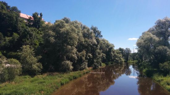 ...wie auch der gleichnamige linke Nebenfluß Attel, der unterhalb der Stiftung hier auf dem Foto nach ca. 400 m im Hintergrund in den Inn mündet. Übrigens: Die bräunliche Färbung der Attel täuscht nicht, ob dies normal ist, kann ich nicht sagen. Ein Freund, der die Gegend kennt, gab den Hinweis, daß es sich um moorhaltiges Wasser handeln könnte.
 Auf jeden Fall war kein Jauchegeruch hier auf der B 15-Brücke zu vernehmen.