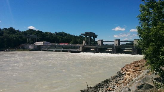Das Kraftwerk Wasserburg aus der Ablaufseite. Im Uferbereich ist viel Treibholz angelandet.