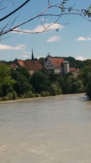 Beim Blick unterhalb des Kraftwerkes in Fließrichtung erscheinen die ersten Gebäude der historischen Altstadt von Wasserburg.