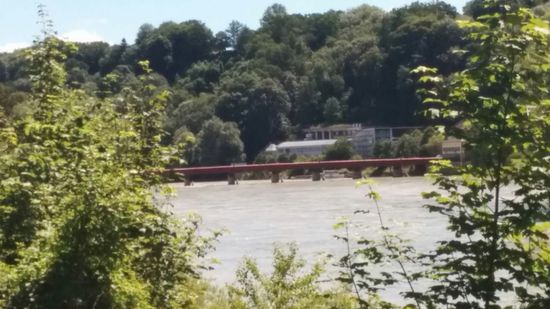 Im Blickfeld die historische "Rote Brücke".