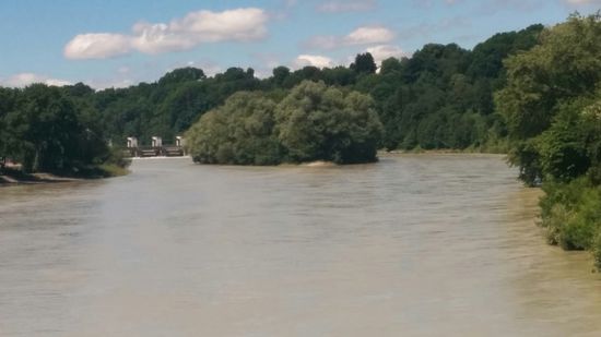 Auf dieser Brücke erkennt man im Hintergrund nochmals das Kraftwerk.