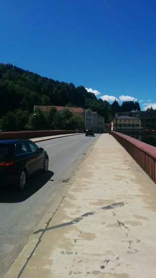 Auf der "Roten Brücke" nach der Fahrt durch die Altstadt.