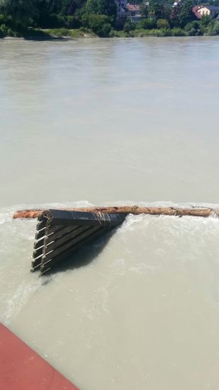 Und leider konnte ich die Videofunktion nicht mehr rechtzeitig aktivieren, aber man kann recht gut nachvollziehen, wie dieses quer ankommende Stück Treibholz gerade vor dem Brückenpfeiler weggelenkt wird.