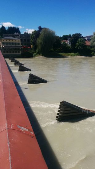 Kurz vor den Pfeilern der "Roten Brücke" sind zu deren Schutz Treibgutumlenker positioniert.