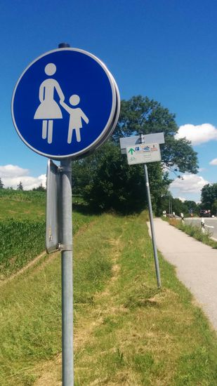 Am Ende der Steigung von Wasserburg herauf ein Fußgängerweg, aber das nachfolgende Schild...
