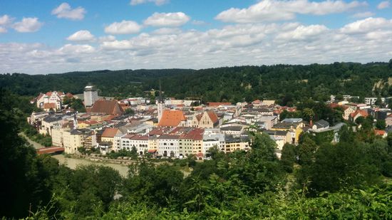 Blick vom Aussichtspunkt "Schöne Aussicht", der die Mühen des steilen Anstiegs belohnt hat. Im linken vorderen Bereich der weitläufig vom Inn eingeschleifgten Altstadt nochmals die "Rote Brücke". Der Inn biegt erst hinter dem dicken, grau eingerüsteten Kirchturm in der linken Bildhälfte wieder nach rechts weg ins hintere Umland und ist für eine längere Strecke auch nicht mittels Radweg erschlossen.