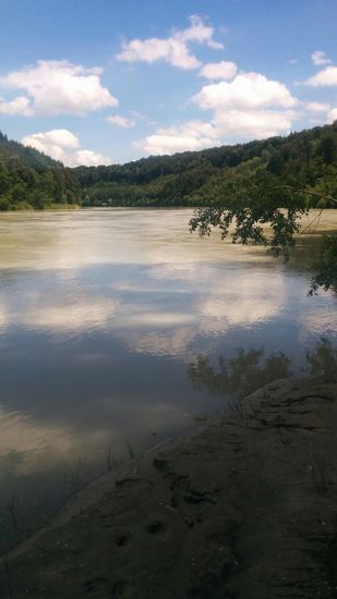 Einige km vor Gars am Inn gelange ich endlich wieder an den Inn, sogar bis kurz vors Wasser, aber aufgrund des "batzigen" Ufers verzichtete ich auf das Kühlen der Füße, um nicht auch noch im Uferschlick einzusinken