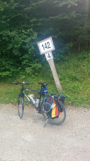 Lieber Flußmeister, ich war's nicht, der aus Unachtsamkeit die Flußkilometrierung in Schräglage gebracht hat...