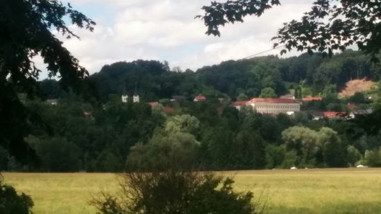 Auf der anderen Innseite liegt Gars am Inn mit dem Redemptoristenkloster in der rechten Bildhälfte und der Pfarr- und Klosterkirche, von der in der rechten Bildhälfte die doppelten Kirchtürme erscheinen.