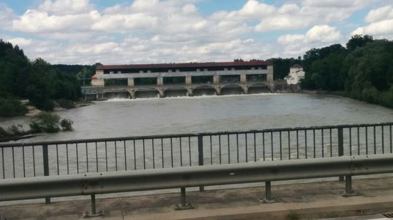 Das Kraftwerk bei Jettenbach. Der Inn fließt hier direkt hinter dem Kraftwerk von rechts nach links. Ab der Ablaufseite des Kraftwerks verläuft der Innwerkkanal, den ich hier auf einer Brücke überquere. Dieser Kanal mündet erst hinter Töging wieder in den "richtigen Inn".