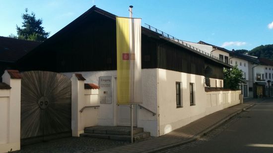 Nachdem ich auf gut Glück in Marktl am Inn ein Zimmer in einem Gasthof am Ortsrand für mich verbuchen konnte, ging ich noch auf kurze Sightseeing-Tour im Geburtsort von Papst Benedikt XVI. Hier sein Geburtshaus.