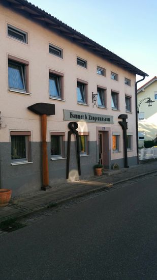 Aber auch dies gibt's in Marktl:
Ein Hammer & Zangenmuseum, das sich gleich nach dem Papst-Geburtshaus anschließt.