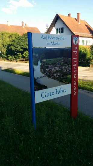 Wenn auch die Übernachtung noch anstand: Da mein Gasthaus hinter dieser Abschiedstafel lag, nahm ich am Abend schon mal die guten Wünsche mit zur Unterkunft, wo ich nach einem Fahrtag mit recht heißen Temperaturen den Biergarten bis in den späten Abend hinein  - bei dann recht angenehmen Temperaturen - genoß.