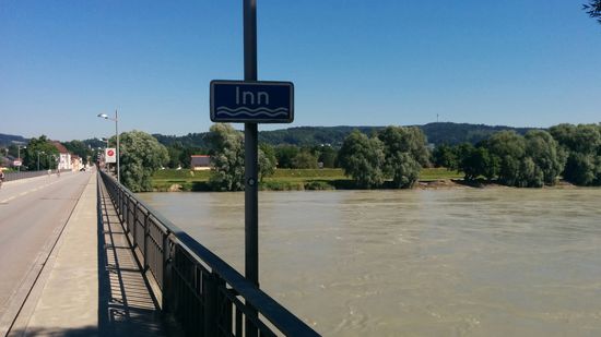 Blick von der Braunauer Seite nach Simbach. Die Brücke war an diesem 23.6., also 22 Tage nach dem Unglück immer noch von der Polizei für Busse und Durchgangsverkehr gesperrt. Hilfskräften und Fernradlern wie mir war das Überfahren jedoch problemlos gestattet. Ich habe den beiden Polizisten auf Simbacher Seite auch zusätzlich erklärt, daß ich kein klassischer Katatstrophentourist, sondern nur ein durchreisender Fernradler sei und konnte mich mit ihnen auch noch eine Zeit lang über das Geschehene verständigen.