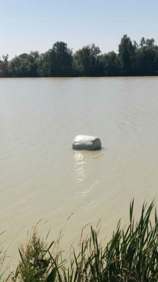 Spezielles Treibgut in Form eines in Folie eingewickelten Heu- bzw. Strohrundballens. Der ist entweder durch einen dummen Menschenstreich in den Inn geraten oder vielleicht auch noch eine Folge der Flutkatastrophe.