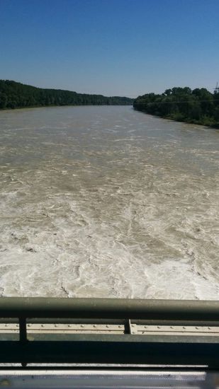 Blick in Fließrichtung auf den tosenden Kraftwerksauslass.