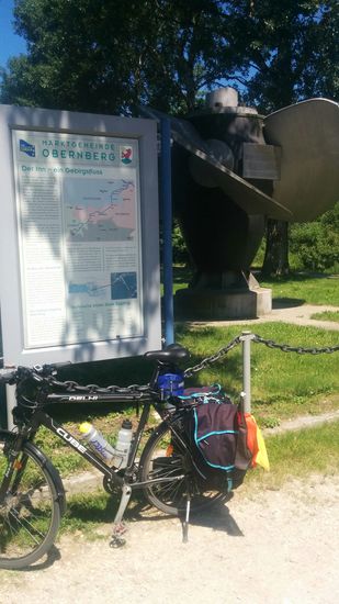 Im Hintergrund ein altes Kaplan-Turbinenrad.
Übrigens habe ich mir gar keine Gedanken darüber gemacht, mit der deutschen Fahne in der linken Gepäcktasche am Tag nach dem österreichischen Ausscheiden aus der Fußball-Euro 2016 durch ein Stück Nicht-Felix-Austria zu touren. Aber die deutschen Kicker waren ja nicht Schuld an der Misere und letztendlich bin ich nachbarschaftlich unbeschadet wieder auf's bayerische Terrain gelangt. Ob der inzwischen verstorbene österreichische Kult-Reporter Edi Finger sen. ob des recht frühen Ausscheidens wohl ein wenn auch negativ artikuliertes:
I wear narrisch !
vom Himmel von sich gegeben hat?