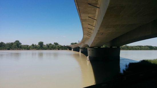 Vom Hintergrund auf bayerischer Seite wechselt die Autobahn A3 in einem weiten Bogen beim Ort Suben nach Oberösterreich und wird ab der geographischen Grenze in der Flußmitte zur A8.