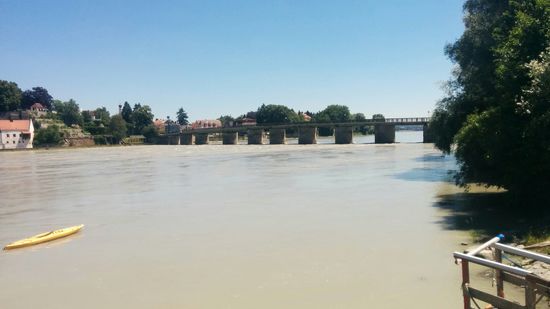 Vom Hintergrund auf Schärdinger Seite wechselte ich über die alte Innbrücke zum letzten mal während der Tour auf die bayerische Seite und befinde mich nun in Neuhaus.