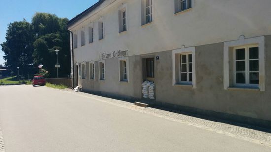 Sandsäcke am Gebäudeeingang zeugen noch vom höheren Hochwasserstand vor einiger Zeit als gegenwärtig.