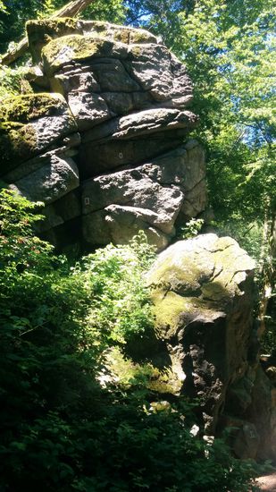 Interessante Felsformation am Waldweg.