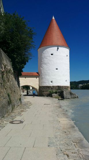 Der Schaiblingsturm aus der Nähe. Man kann hier gut erkennen, daß der hochwasserführende Inn bündig mit dem Weg abschließt.