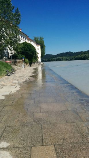 Und nach dem Schaiblingsturm schwappt der Inn sogar über, so daß ich meine Reifen im Durchrollen für die kurz darauf folgende Endstation der aktiven Radtour noch sauber fahren konnte. Allerdings wurde es auf Höhe des hinteren Gebäudeecks nochmal recht eng, so daß ich mir keinen unbedachten Schlenkerer erlauben durfte, um nicht im Inn zu landen und dies ganz kurz vor dem Ziel. Also nochmals volle Konzentration auf der Kür-Strecke !