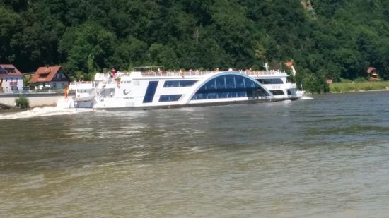 Der Ausflugsdampfer von einige Bilder weiter oben nimmt wieder den Weg donauabwärts.