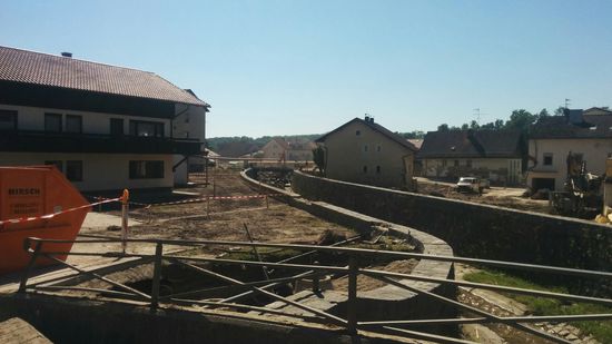 Simbach am Inn, einen Steinwurf vom ebenfalls schwer durch die Sturzflut in Mitleidenschaft gezogenen Ortskern:
Laut meinem begleitenden Radler aus der näheren Region müssen alle hier sichtbaren Häuser aufgrund der Sturzflutschäden abgerissen werden, viele andere müssen noch von Statikern begutachtet werden. Das Treibgut soll sich teilweise bis an die Dachgiebel aufgestaut haben.
Am rechten unteren Bildende ist der Simbach als scheinbar gutmütig wirkendes Bächlein erkennbar. Man sieht jedoch schon an der vorhandenen Hochwasserverbauung, daß er seine Erscheinung massiv verändern kann. Aber bei der zuletzt eingetretenen Sturzflut vom 1.6.2016 war die Gewalt der Wassermassen leider alles überragend. Da kommt einem wirklich das Grauen !