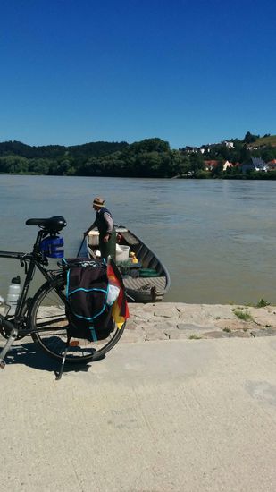 Ein Fischer nähert sich mit seinem Boot