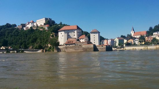 Rechterhand des Turms in Bildmitte mündet die Ilz in die Donau.