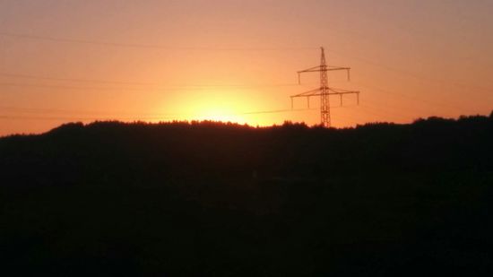 Kurz vor 21 Uhr erreichte ich dann meinen Heimatbahnhof Westerham und auf der Heimfahrt mit dem Rad zum Heimatort Feldolling konnte ich im Rückblick Punkt 21 Uhr noch diese Sonnenuntergangsstimmung am Horizont hinter Westerham festhalten.
Kleiner Tipp:
Dieses Bild gibt einen besonderen Effekt, wenn man es im Blickwinkel von schräg unten betrachtet.