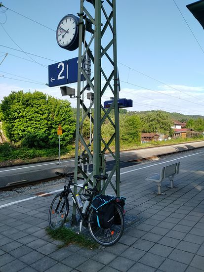 Am Bahnsteig meines Heimatbahnhofs Westerham wartet mein Reiserad auf die Ankunft des Zugs aus Richtung Rosenheim zur Weiterfahrt nach München Hbf.