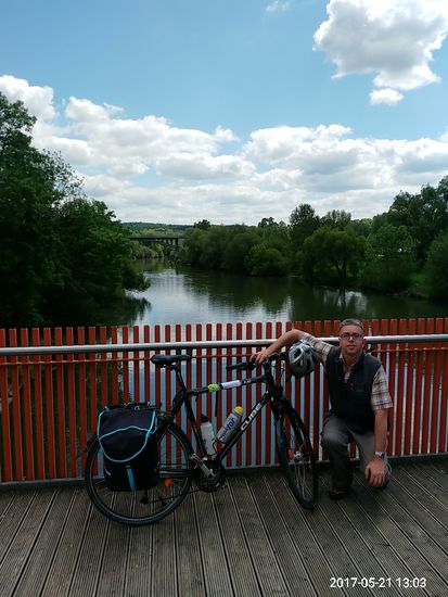 Kurz nach 13 Uhr das "offizielle Tour-Startfoto" mittels eines freundlichen Passanten auf einem Fußgänger- und Radlersteg über den Neckar in Plochingen.