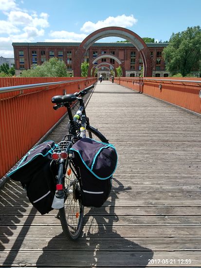 Auf geht's über den Steg, anschließend ein kurzes Stück linkerhand bis zum Rechtsknick des Neckars, wo die Fils mündet, dann in südwestliche Richtung.