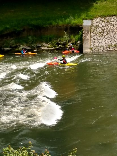 Radsport trifft Wassersport bei Wernau. Da der Neckar erst ab Plochingen flußabwärts, also entgegen meiner Fahrtrichtung schiffbar ist, gibt es also während meiner Tour keine größeren Ausflugsschiffe oder Lastkähne zu sehen.