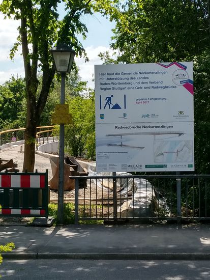 Da gab es leider eine kleine Bauverzögerung, wenn von der geplanten Fertigstellung im April zu lesen ist. Schließlich war ich am 21. Mai vor Ort und musste folglich noch die Straßenbrücke in Gebrauch nehmen. Am heutigen Schreibtag dieses Textstückes (6.Juli) habe ich im Internet erfahren, daß am morgigen 7. Juli die Brückeneröffnung stattfindet.