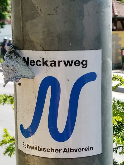 Hier bin ich richtig unterwegs, aber bis ca. Rottenburg muß man sich in den Ortschaften ganz schön auf die teils versteckt angebrachten Pfeil-Wegweiser konzentrieren, um nicht unnötigerweise Teilstrecken auf der Straße absolvieren zu müssen.