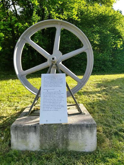 Antriebsrad für einen Kohlensäure-Kompressor. Zahlreiche Kohlensäurequellen ließen die Kurbäder in Bad Niedernau und in Bad Imnau, sowie Mineralwasserfirmen entstehen.
