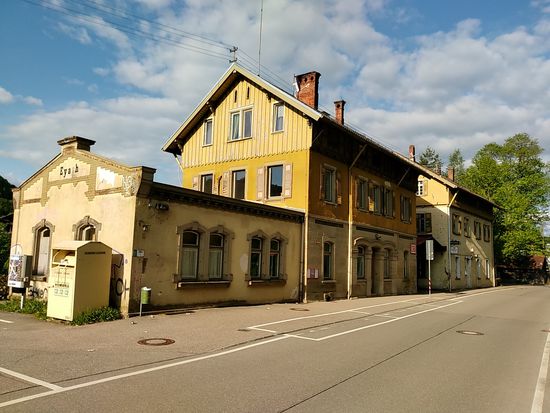 Beim Anblick des Bahnhofsgebäudes von Eyach und des folgenden Fotos der historischen Krankonstruktion an der Verladerampe fühlt man sich auch wirklich in den Wilden Westen versetzt...