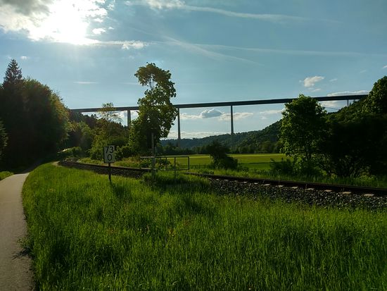 Die imposante Autobahnbrücke Weitingen der A81 Stuttgart-Singen bei Horb. Gesamtlänge 900 m, längste Stützweite 264 m, Höhe 127 m.