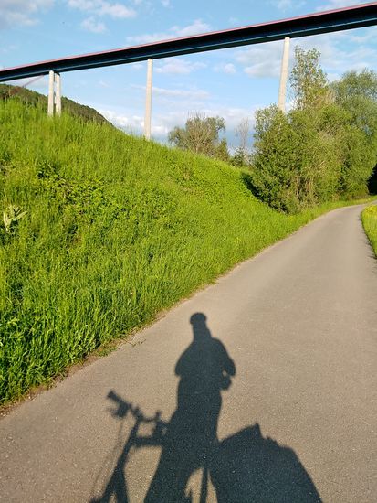 Dieselbe Brücke als Teilaufnahme aus näherer Position von der anderen Seite mit einer "Schattenskulptur" auf dem Radweg. Könnte sich um den gerade fotografierenden Verfasser dieses Reiseberichts handeln 