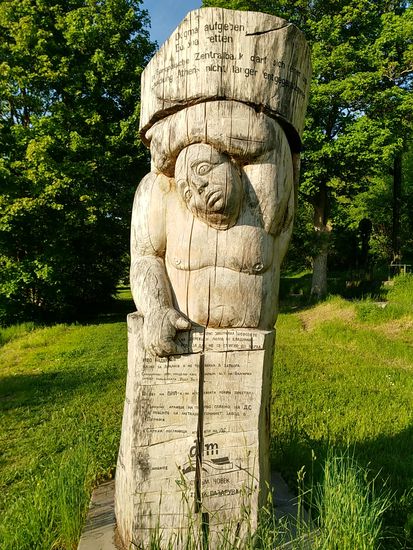 Holzskulptur am Wegesrand
