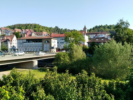 Abfahrtsfoto von Horb an der Neckarbrücke gegen 8:40 Uhr. Es geht nach links unter der Brücke durch und weiter flußaufwärts in südwestliche Richtung.