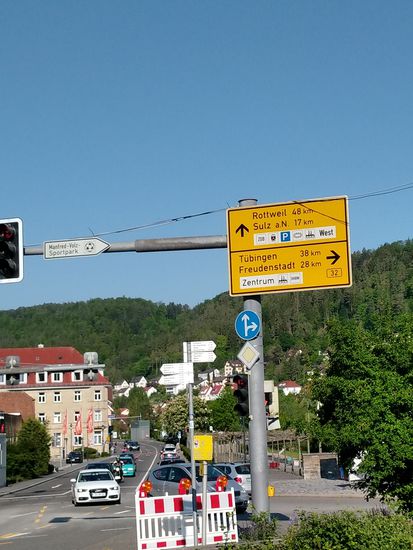 Zur Orientierung bevor es unter der Brücke hindurchgeht.